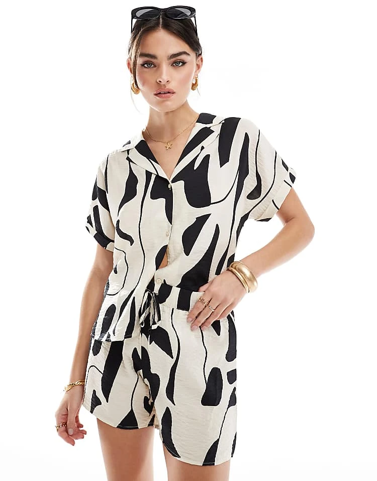 JDY Pull On Textured Short Co-ord In Abstract Mono Print For Women Black 1 JDY Pull On Textured Short Co-ord In Abstract Mono Print For Women Black