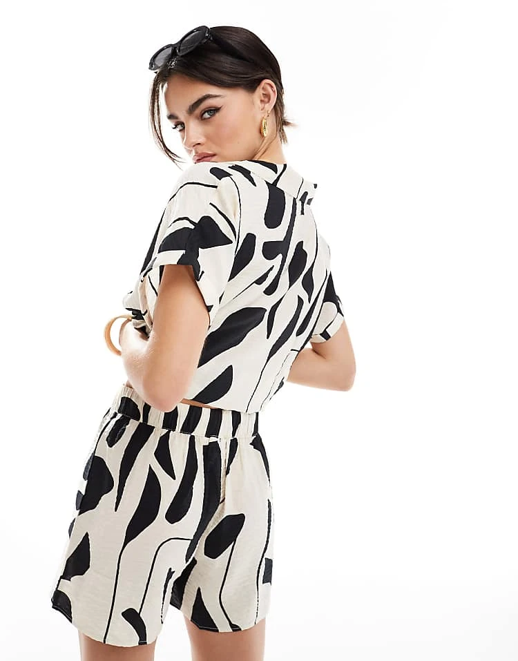 JDY Pull On Textured Short Co-ord In Abstract Mono Print For Women Black 2 JDY Pull On Textured Short Co-ord In Abstract Mono Print For Women Black - Image 2