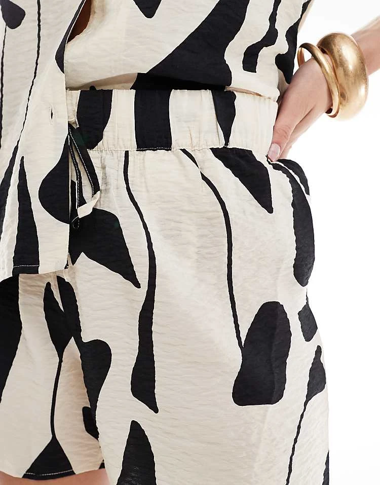 JDY Pull On Textured Short Co-ord In Abstract Mono Print For Women Black 4 JDY Pull On Textured Short Co-ord In Abstract Mono Print For Women Black - Image 4