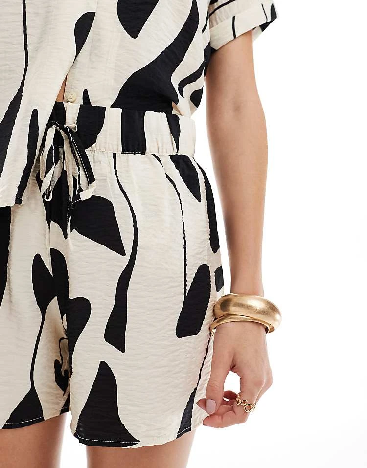 JDY Pull On Textured Short Co-ord In Abstract Mono Print For Women Black 5 JDY Pull On Textured Short Co-ord In Abstract Mono Print For Women Black - Image 5