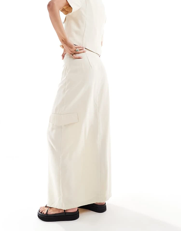 JDY Utility Column Maxi Skirt Co-ord In Beige For Women 2 JDY Utility Column Maxi Skirt Co-ord In Beige For Women - Image 2