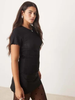 JDY Lettuce Edge Round Neck T-shirt In Black For Women